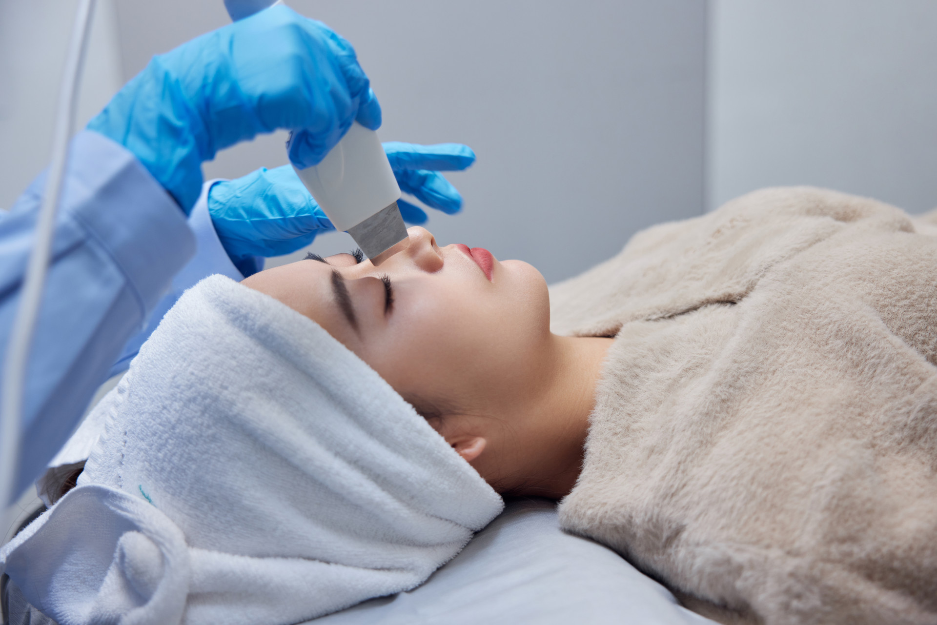 做面部医美女性